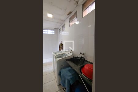 Casa à venda com 240m², 2 quartos e 3 vagas Casa à venda com 240m², 2 quartos e 3 vagasÁrea de Serviço