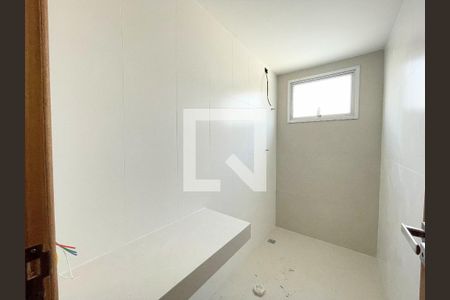 Banheiro de apartamento à venda com 2 quartos, 53m² em Cabral, Contagem