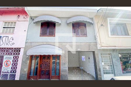 Casa à venda com 400m², 3 quartos e 3 vagas Casa à venda com 400m², 3 quartos e 3 vagasFachada