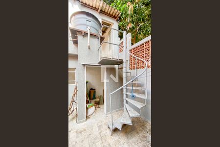 Casa à venda com 400m², 3 quartos e 3 vagas Casa à venda com 400m², 3 quartos e 3 vagasQuintal - Escada