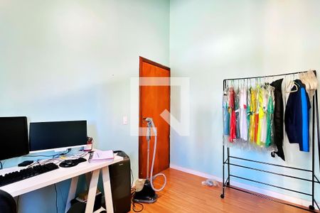 Casa à venda com 150m², 5 quartos e 4 vagas Casa à venda com 150m², 5 quartos e 4 vagasEscritório