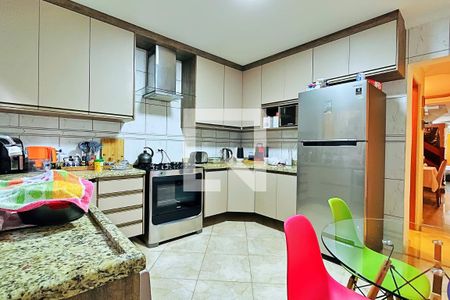 Casa à venda com 150m², 5 quartos e 4 vagas Casa à venda com 150m², 5 quartos e 4 vagasCozinha