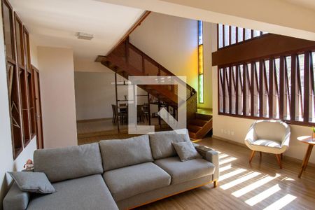 Casa de condomínio para alugar com 272m², 4 quartos e 5 vagasSala