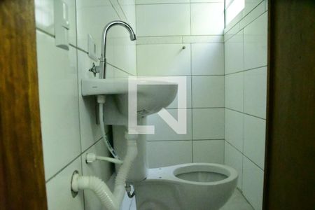 Banheiro da Suíte de casa de condomínio para alugar com 2 quartos, 59m² em Nakamura Park, Cotia