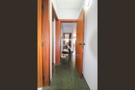 Corredor  de apartamento à venda com 3 quartos, 120m² em Cambuí, Campinas