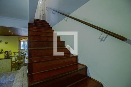 Escada acesso primeiro andar de casa à venda com 3 quartos, 400m² em Vila Anglo Brasileira, São Paulo