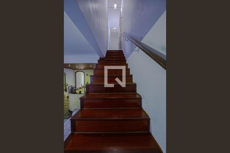 Escada acesso primeiro andar de casa à venda com 3 quartos, 400m² em Vila Anglo Brasileira, São Paulo