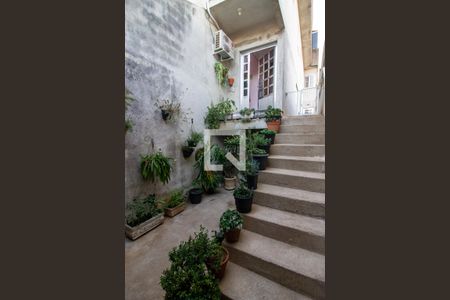 Casa à venda com 380m², 5 quartos e 6 vagas Casa à venda com 380m², 5 quartos e 6 vagasEscada de Acesso