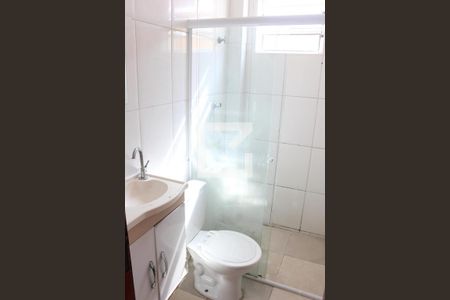 Banheiro de casa para alugar com 2 quartos, 70m² em Catiapoã, São Vicente