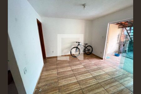 Sala de casa à venda com 3 quartos, 360m² em Industrial, Contagem