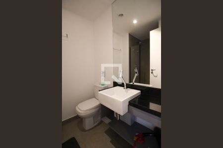 Banheiro de kitnet/studio para alugar com 1 quarto, 23m² em Indianópolis, São Paulo