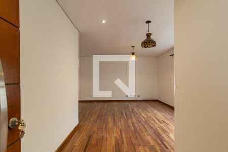 Sala de casa para alugar com 2 quartos, 275m² em Jardim Colombo, São Paulo