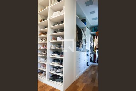 Casa de condomínio à venda com 850m², 4 quartos e 6 vagas Casa de condomínio à venda com 850m², 4 quartos e 6 vagascloset Suíte master