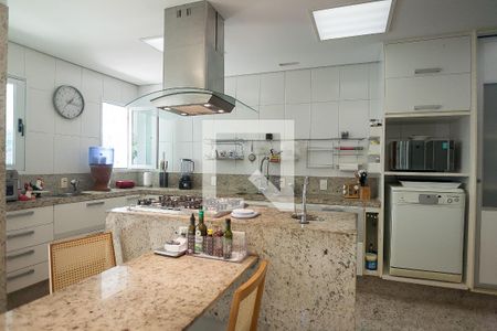 Casa de condomínio à venda com 850m², 4 quartos e 6 vagas Casa de condomínio à venda com 850m², 4 quartos e 6 vagasCozinha