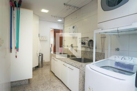 Casa de condomínio à venda com 850m², 4 quartos e 6 vagas Casa de condomínio à venda com 850m², 4 quartos e 6 vagasÁrea de Serviço