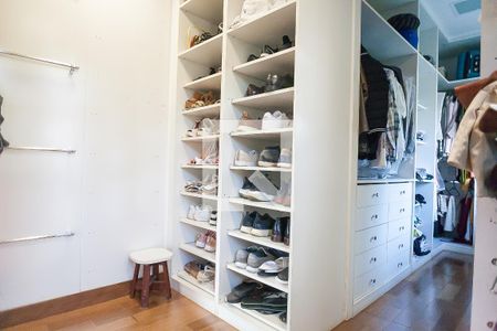 Casa de condomínio à venda com 850m², 4 quartos e 6 vagas Casa de condomínio à venda com 850m², 4 quartos e 6 vagascloset Suíte master