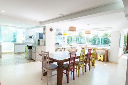 Casa de condomínio à venda com 850m², 4 quartos e 6 vagas Casa de condomínio à venda com 850m², 4 quartos e 6 vagascozinha Aux. / area gourmet