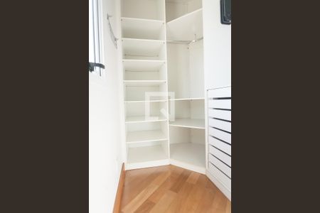 Casa de condomínio à venda com 850m², 4 quartos e 6 vagas Casa de condomínio à venda com 850m², 4 quartos e 6 vagascloset suíte 1