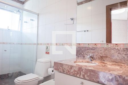 Casa de condomínio à venda com 850m², 4 quartos e 6 vagas Casa de condomínio à venda com 850m², 4 quartos e 6 vagasBanheiro da Suíte 2