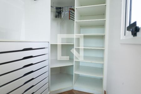 Casa de condomínio à venda com 850m², 4 quartos e 6 vagas Casa de condomínio à venda com 850m², 4 quartos e 6 vagasCloset da suíte 2