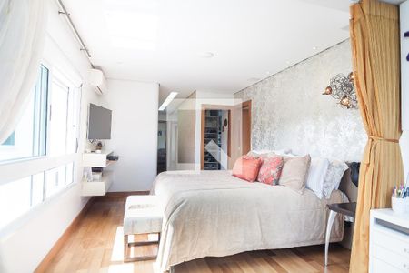 Casa de condomínio à venda com 850m², 4 quartos e 6 vagas Casa de condomínio à venda com 850m², 4 quartos e 6 vagasSuíte master