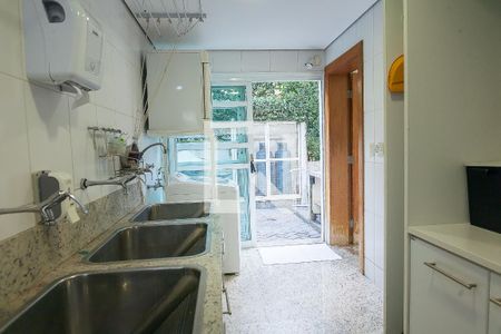 Casa de condomínio à venda com 850m², 4 quartos e 6 vagas Casa de condomínio à venda com 850m², 4 quartos e 6 vagasÁrea de Serviço