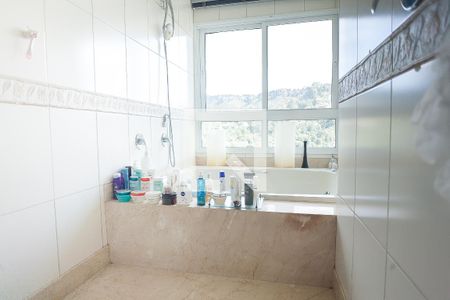 Casa de condomínio à venda com 850m², 4 quartos e 6 vagas Casa de condomínio à venda com 850m², 4 quartos e 6 vagasbanheiro da suíte master