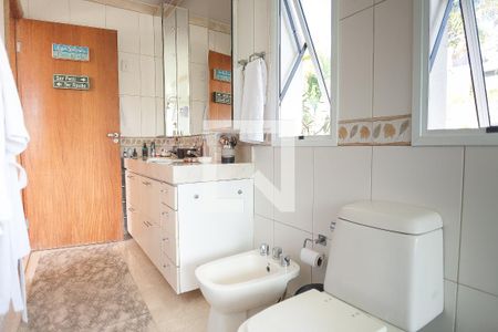 Casa de condomínio à venda com 850m², 4 quartos e 6 vagas Casa de condomínio à venda com 850m², 4 quartos e 6 vagasbanheiro da suíte master