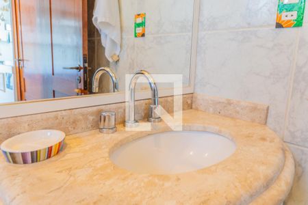 Casa de condomínio para alugar com 260m², 3 quartos e 2 vagas Casa de condomínio para alugar com 260m², 3 quartos e 2 vagasBanheiro da Suíte 1