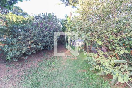 Casa à venda com 1400m², 6 quartos e 5 vagas Casa à venda com 1400m², 6 quartos e 5 vagasQuintal