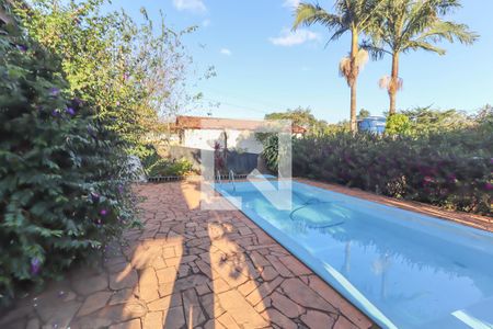 Casa à venda com 1400m², 6 quartos e 5 vagas Casa à venda com 1400m², 6 quartos e 5 vagasQuintal