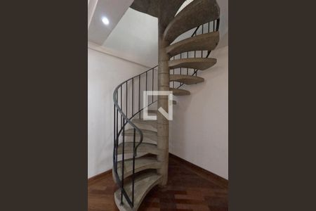 Escadas desde o 1º Piso de apartamento para alugar com 3 quartos, 243m² em Vila Matias, Santos