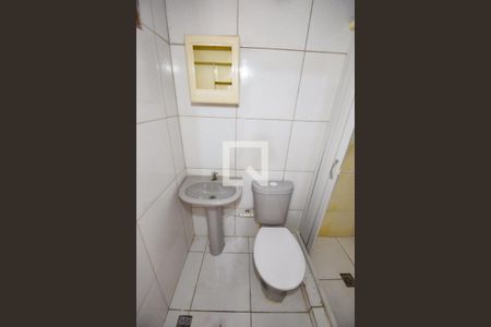 Banheiro de casa de condomínio para alugar com 1 quarto, 70m² em Encantado, Rio de Janeiro