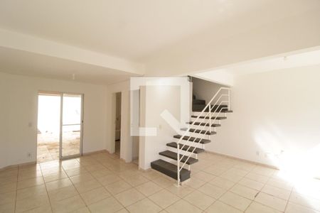 Casa de condomínio para alugar com 95m², 3 quartos e 2 vagasSala