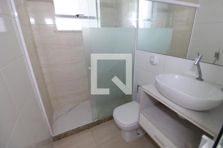 Banheiro de casa de condomínio para alugar com 2 quartos, 68m² em Encantado, Rio de Janeiro