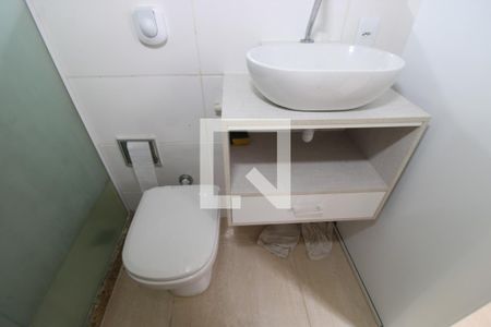 Banheiro de casa de condomínio para alugar com 2 quartos, 68m² em Encantado, Rio de Janeiro