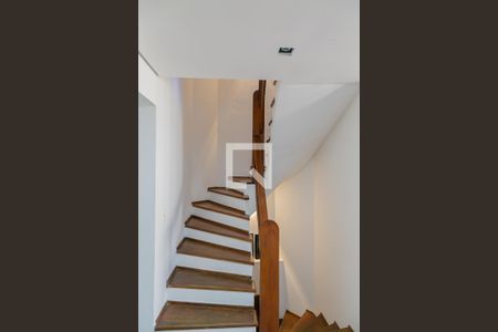 Escada de casa à venda com 4 quartos, 205m² em Cristal, Porto Alegre