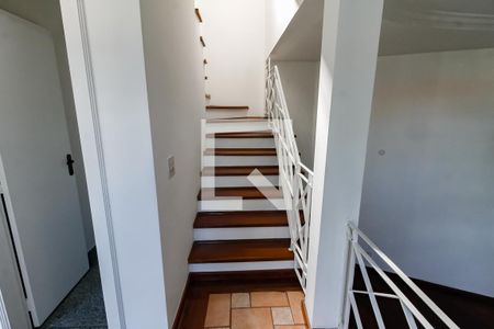 Escada acesso quartos de casa para alugar com 3 quartos, 178m² em Jardim Londrina, São Paulo