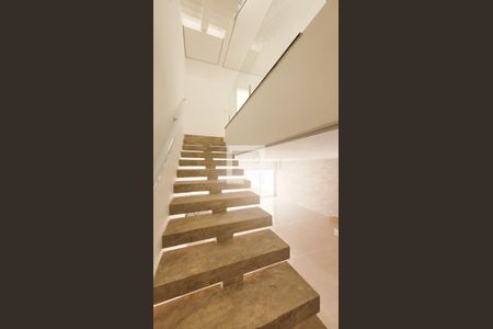 Escada de casa de condomínio para alugar com 3 quartos, 245m² em Parque Taquaral, Campinas