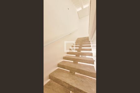 Escada de casa de condomínio para alugar com 3 quartos, 245m² em Parque Taquaral, Campinas
