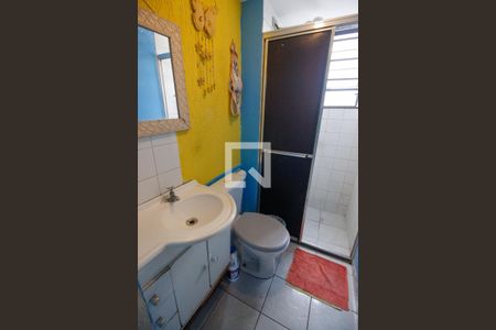 Banheiro de apartamento à venda com 2 quartos, 52m² em Jardim Mirna, Taboão da Serra