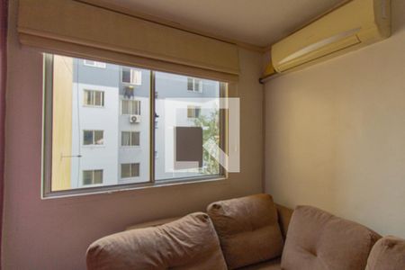 Apartamento para alugar com 39m², 2 quartos e 1 vaga Apartamento para alugar com 39m², 2 quartos e 1 vagaPlaquinha instalada na janela da sala