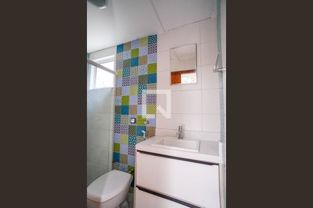 Banheiro de casa de condomínio à venda com 3 quartos, 436m² em Vila Progresso, Niterói