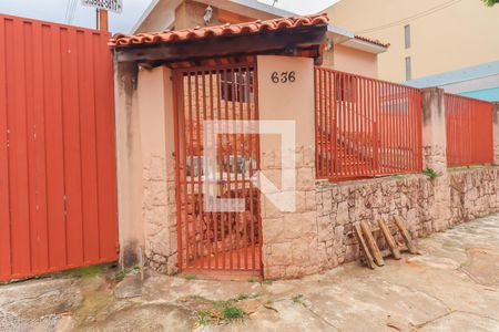 Casa à venda com 750m², 3 quartos e 5 vagas Casa à venda com 750m², 3 quartos e 5 vagasFachada