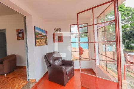Casa à venda com 750m², 3 quartos e 5 vagas Casa à venda com 750m², 3 quartos e 5 vagasSacada