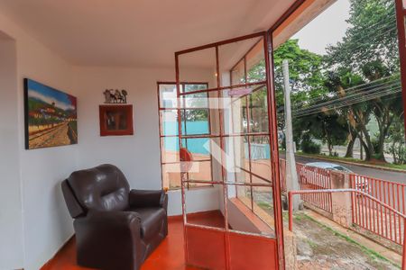 Casa à venda com 750m², 3 quartos e 5 vagas Casa à venda com 750m², 3 quartos e 5 vagasSacada