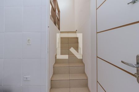 escadas do quarto de kitnet/studio para alugar com 1 quarto, 45m² em Jardim Esplanada, São José dos Campos