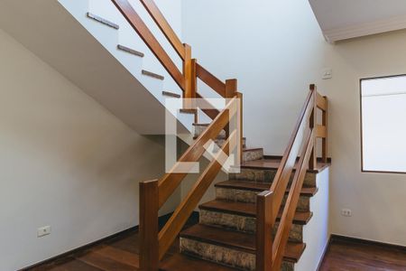 Escadas para os quartos de casa de condomínio para alugar com 4 quartos, 380m² em Jardim das Colinas, São José dos Campos