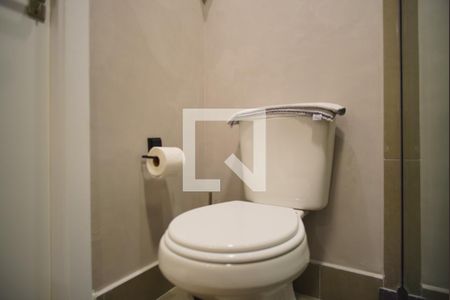 Banheiro de kitnet/studio à venda com 1 quarto, 24m² em Rio Branco, Porto Alegre