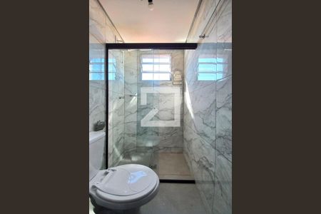 Banheiro de kitnet/studio para alugar com 1 quarto, 30m² em Jardim dos Oliveiras, Campinas